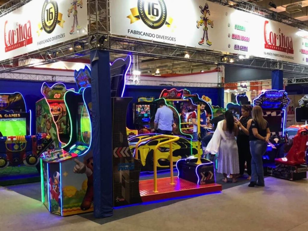 Estande da Diversões Coringa com brinquedos eletrônicos em feira