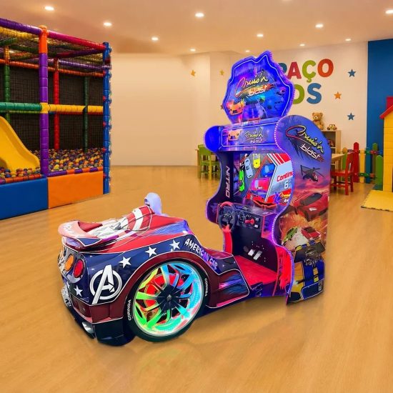 Simulador de Corrida Cruis'n Blast American Car, cabine em forma de carro esportivo com tema de super-heróis
